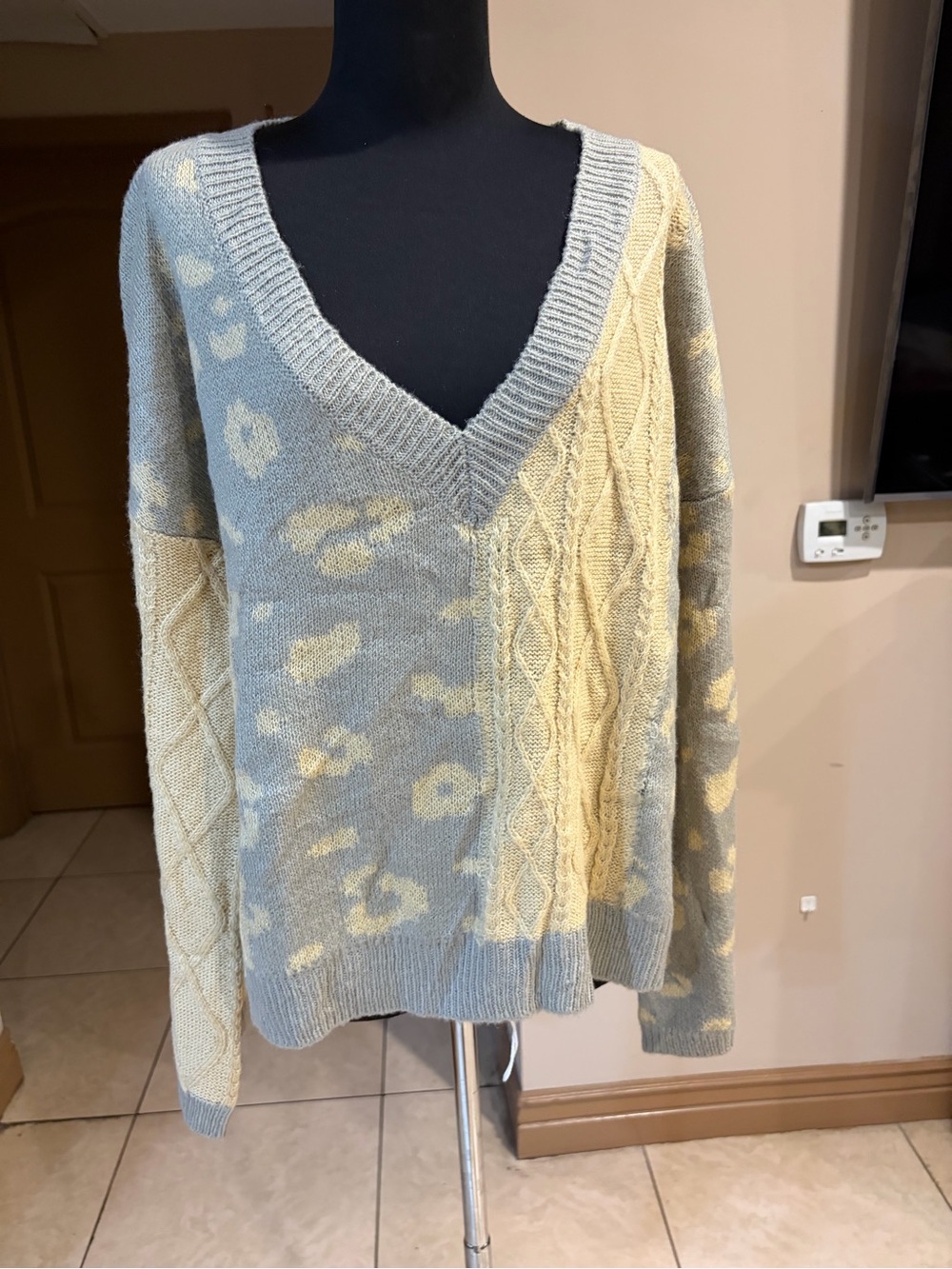 ANDREE BY UNIT Blue & Cream V-Neck Mixed Cable Knit Sweater